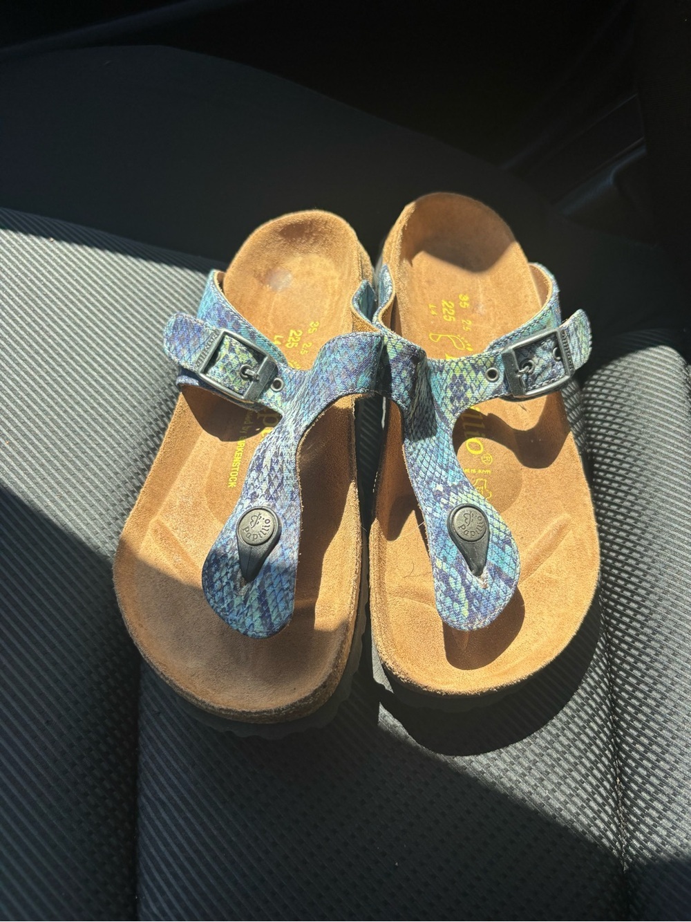 Birkenstock Gizeh Blue Snakeskin Print Sandals | Size 35 EU / 225 | Excellent